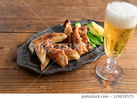 Chicken wing and wing drumstick snacks 129810575