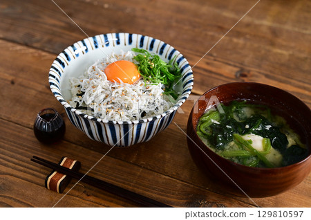 Whitebait rice bowl and miso soup 129810597