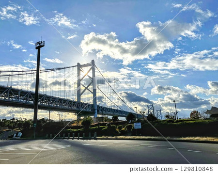 從香川縣坂出市芳島停車場眺望瀨戶大橋 129810848