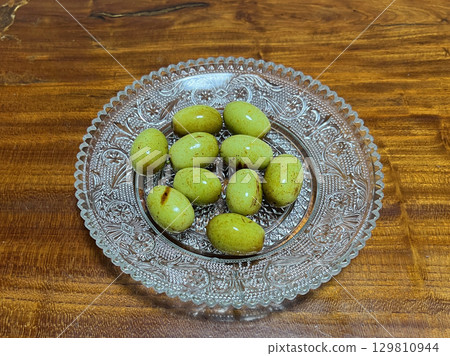 拍攝盤子裡清洗乾淨的新鮮紅棗特寫照片 129810944