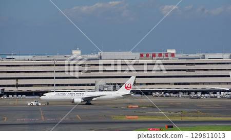一架日航飛機停在羽田機場 一架日航飛機停在羽田機場 129811013