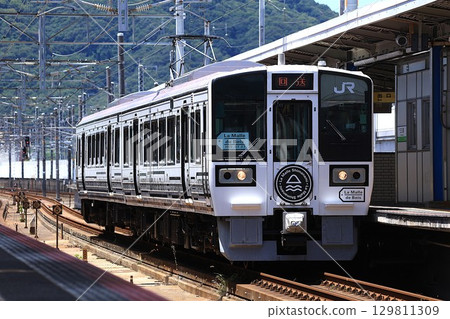 [JR West] 213 Series Rapid "La Maru Shimanami" (Sanyo Line: Mihara Station) 129811309