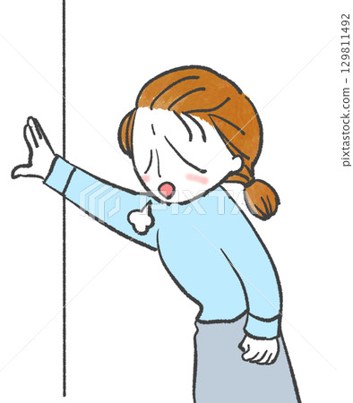 一個疲憊的女人把手放在牆上 129811492