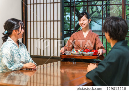 日式旅館或割烹餐廳的女性服務人員、女服務生或房東 129813216