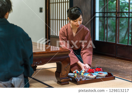 在老字號溫泉旅館、高級旅館、寺廟住宿處工作的服務生和老闆娘(提供餐飲服務) 在老字號溫泉旅館、高級旅館、寺廟住宿處工作的服務生和老闆娘(提供餐飲服務) 129813217