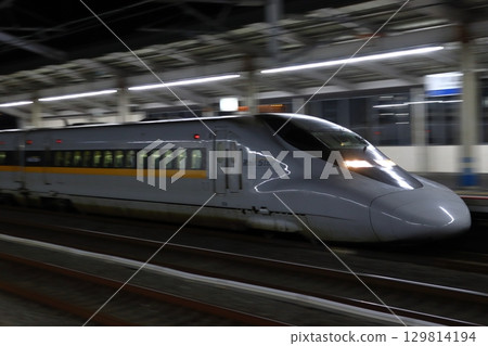 山陽新幹線 700 系列 Hikari Railstar 列車夜間抵達福山站 129814194