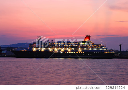 停泊的豪華遊輪和美麗的日落 129814224