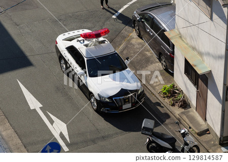 Police vehicles gathering in residential areas 129814587