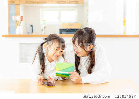 父母和孩子看存摺 129814687