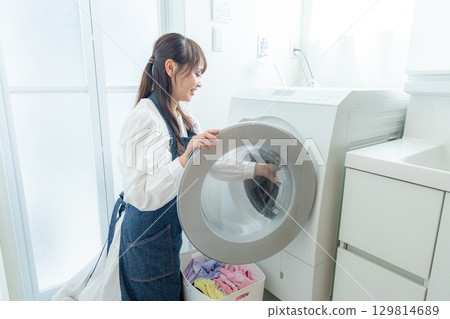 一位年輕的女士洗衣服 129814689
