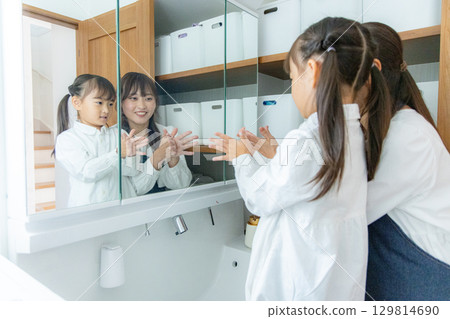 年輕的家庭，父母與孩子，洗手 129814690