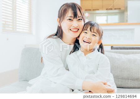 女孩與媽媽一起服用 129814694