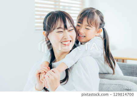 A young family relaxing in the living room　 129814700