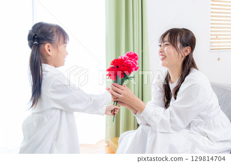 遞一束康乃馨的女孩 129814704