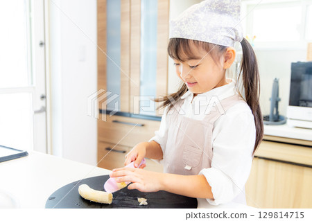 父母和孩子做飯 129814715