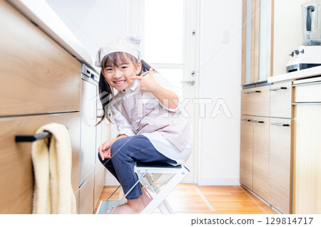 父母和孩子做飯 129814717