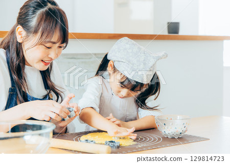 Parents and children making cookies together 129814723