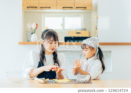 Parents and children making cookies together 129814724