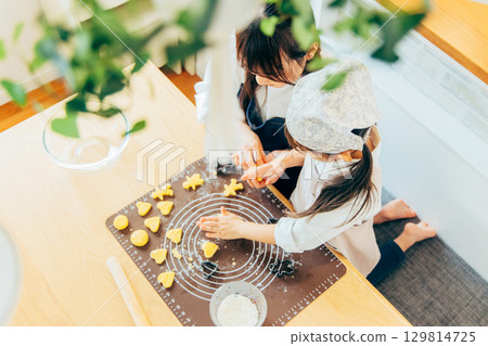 Parents and children making cookies together 129814725