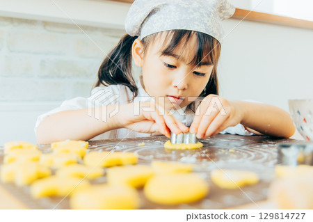 父母和孩子一起做餅乾 129814727
