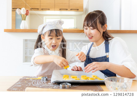 父母和孩子一起做餅乾 129814728