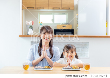Parent and child eating lunch 129814731
