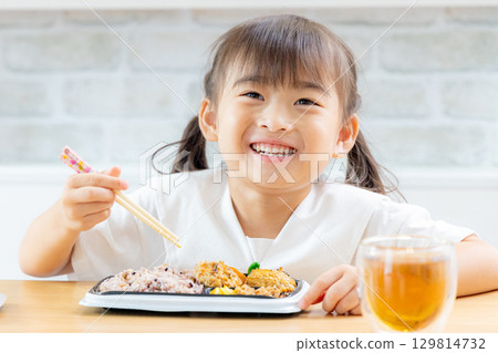 父母和孩子吃午飯 129814732