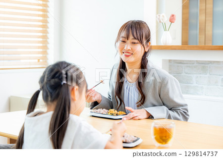 父母和孩子在餐廳吃飯，西裝 129814737