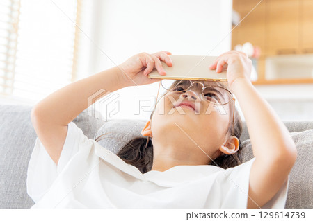 Smartphone child girl 129814739