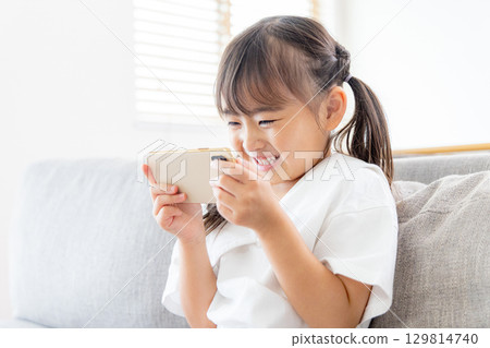 Smartphone child girl Smartphone child girl 129814740