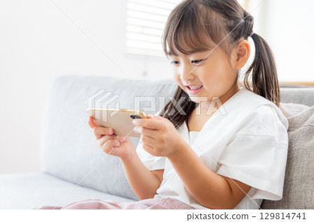 智慧型手機兒童女孩 129814741
