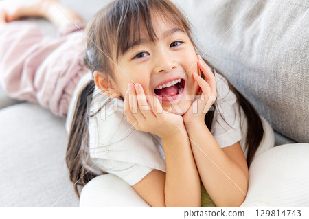 女孩在沙發上玩得很開心 129814743