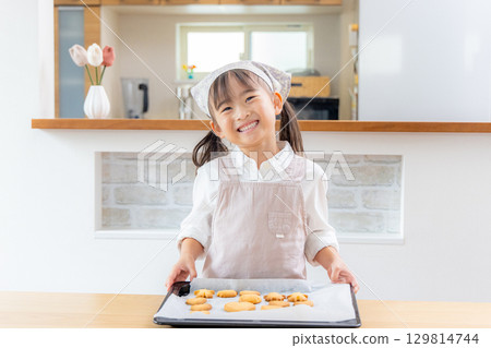 製作餅乾的父母和孩子 129814744