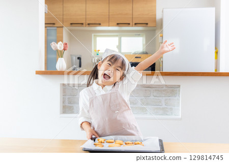 製作餅乾的父母和孩子 129814745