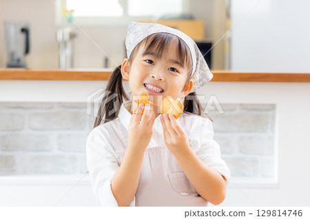 製作餅乾的父母和孩子 129814746