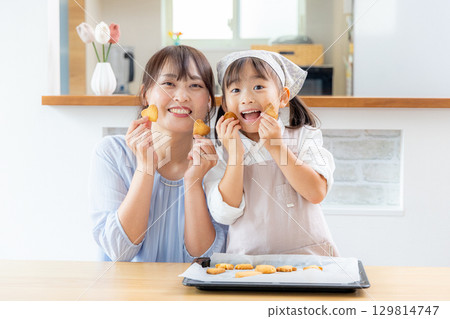 製作餅乾的父母和孩子 129814747