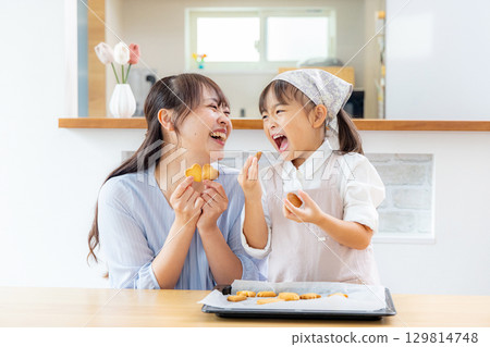 製作餅乾的父母和孩子 129814748