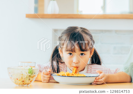 家長和孩子在餐廳吃飯 129814753