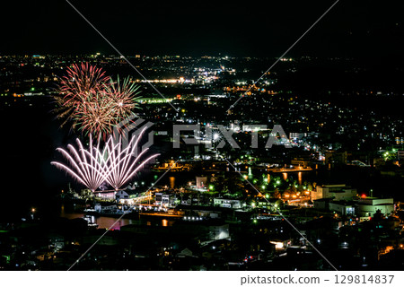 Night view of the summer fireworks festival that colors the port town 129814837