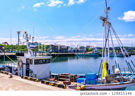 Otosibe area of Okhotsk Esashi Fishing Port and the coast, with a June blue sky Otosibe area of Okhotsk Esashi Fishing Port and the coast, with a June blue sky 129815146