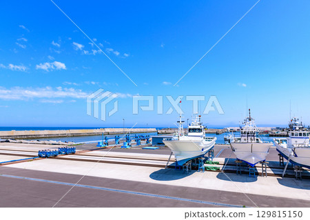 Otosibe area of Okhotsk Esashi Fishing Port and the coast, with a June blue sky 129815150