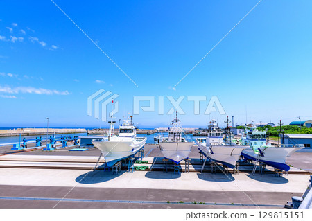 Otosibe area of Okhotsk Esashi Fishing Port and the coast, with a June blue sky Otosibe area of Okhotsk Esashi Fishing Port and the coast, with a June blue sky 129815151