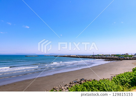 Otosibe area of Okhotsk Esashi Fishing Port and the coast, with a June blue sky 129815153