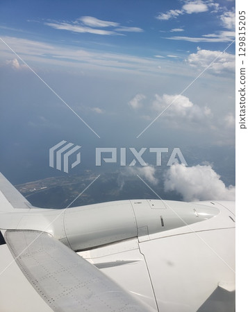 從飛機窗口看到的地平線和夏日天空 從飛機窗口看到的地平線和夏日天空 129815205