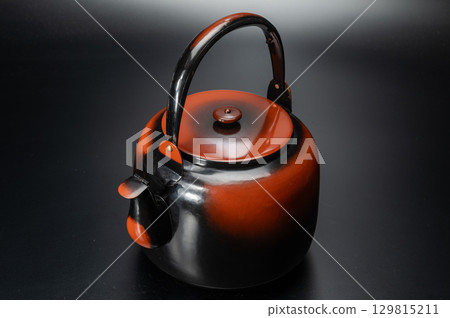 銅水壺配黑腰壺 1 | 精緻的利休式帶蓋茶道用具 129815211