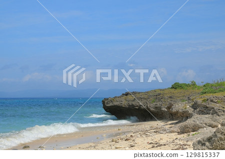 Scenery of Nakamoto Beach on Kuroshima Island with white waves crashing on the shore Scenery of Nakamoto Beach on Kuroshima Island with white waves crashing on the shore 129815337