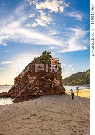 島根縣稻佐海灘上一名祈禱的婦女 129815460