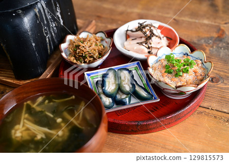 米飯、小菜、味噌湯 米飯、小菜、味噌湯 129815573