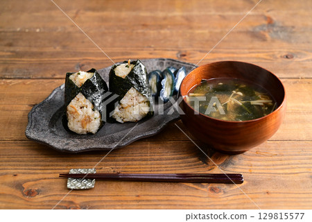 沙丁魚花椒飯糰配味噌湯 129815577