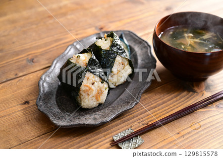 沙丁魚花椒飯糰配味噌湯 129815578